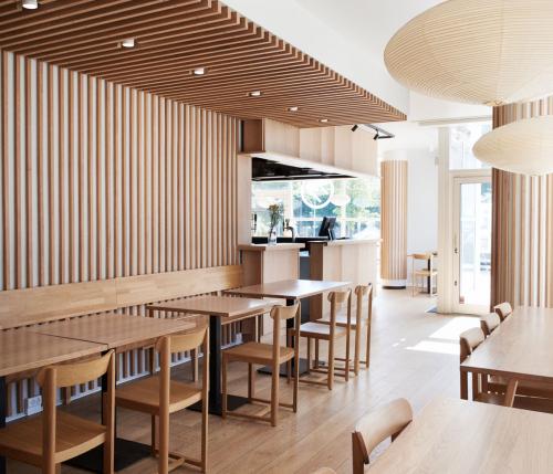 A Copenhagen, il ristorante Izumi di Charlottenlund sceglie le sedie Seleri di Zilio A&C