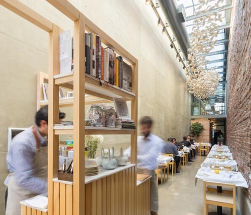 El Papagayo: narrow lane turned into a design restaurant