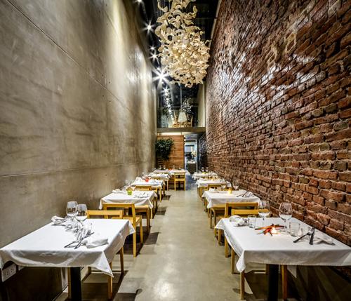 El Papagayo: narrow lane turned into a design restaurant