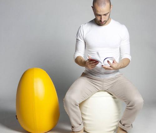 KOKKODE ': an egg sitting or a sitting egg?