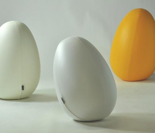 KOKKODE ': an egg sitting or a sitting egg?
