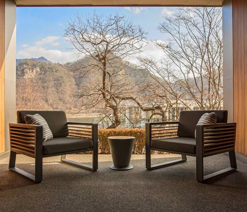 Choosing the perfect outdoor furniture for a mountain home