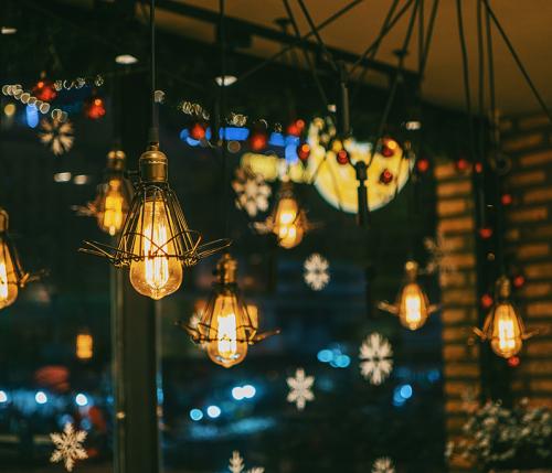 3 idee per decorare la casa con eleganti luci di Natale per esterno
