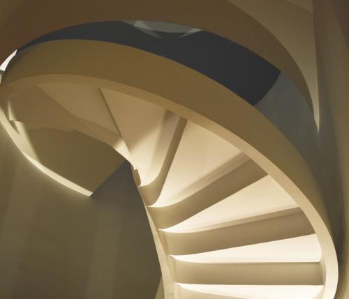 Una scenografica spirale nel cuore del progetto: la scala elicoidale in cemento Rizzi nella ristrutturazione di un appartamento a Grosseto